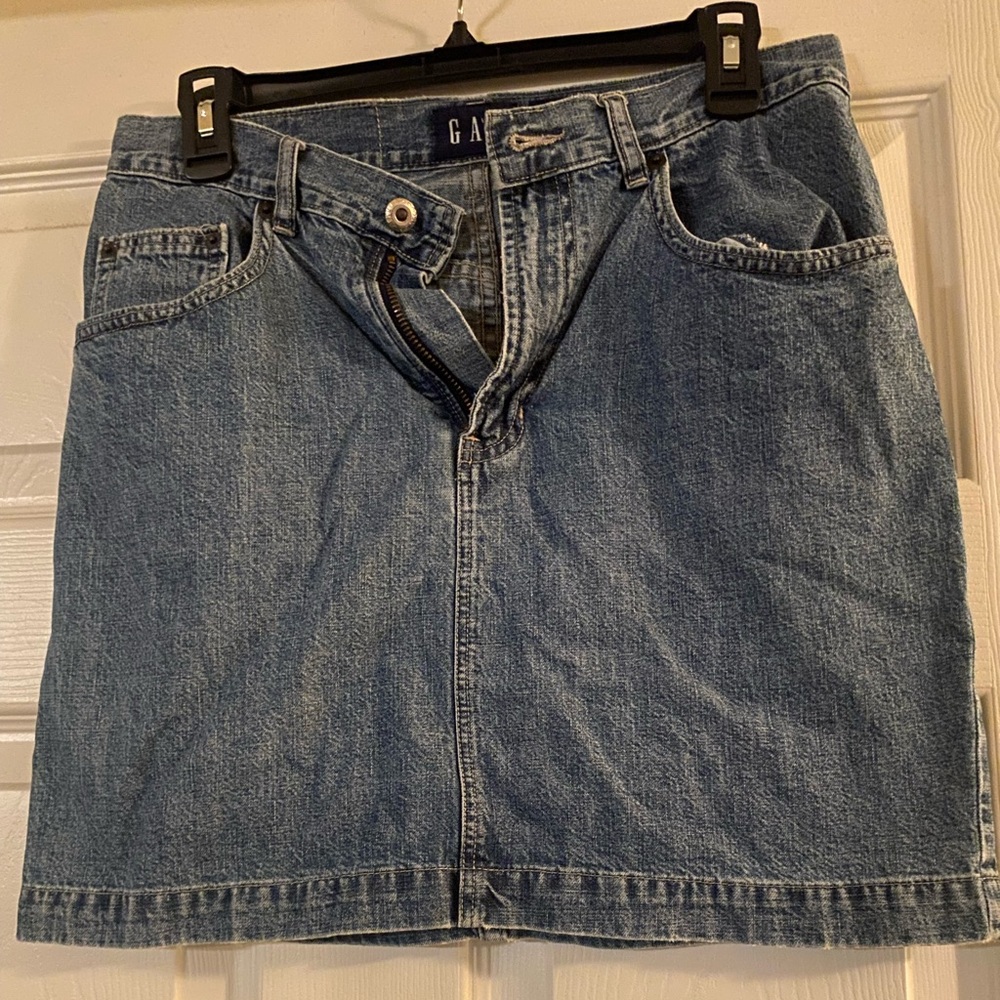 Cute gently worn Gap blue jean skirt ❣️
